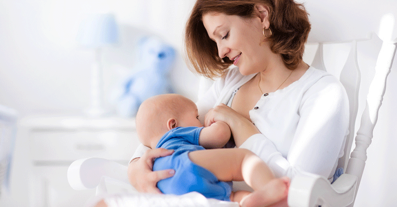 Feeding-tips-for-the-first-month-of-life-of-newborn-baby-Breastfeeding