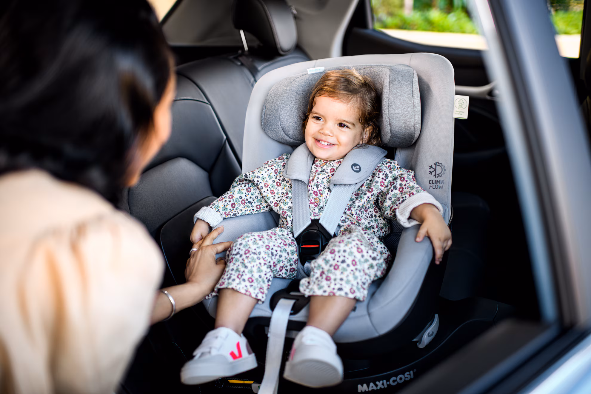 PNG 72 DPI MC8515 2022 maxicosi car seat Mica Pro Eco Lifestyle Car Momwithgirlinlateralposition Landscape